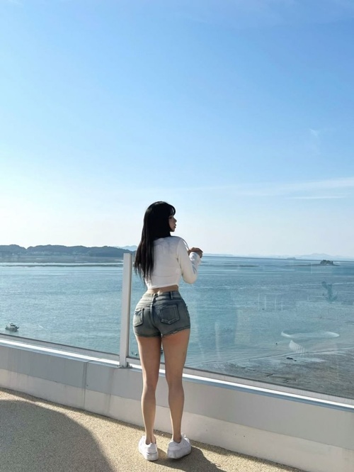 이런 흔상 복장이 더 끌리네 이런 흔상 복장이 더 끌리네