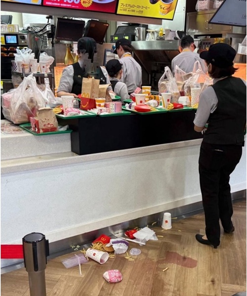일본 맥날에서 민폐중인 중국인들
