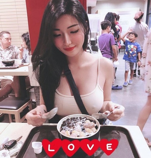 노브라로 다니는 여자