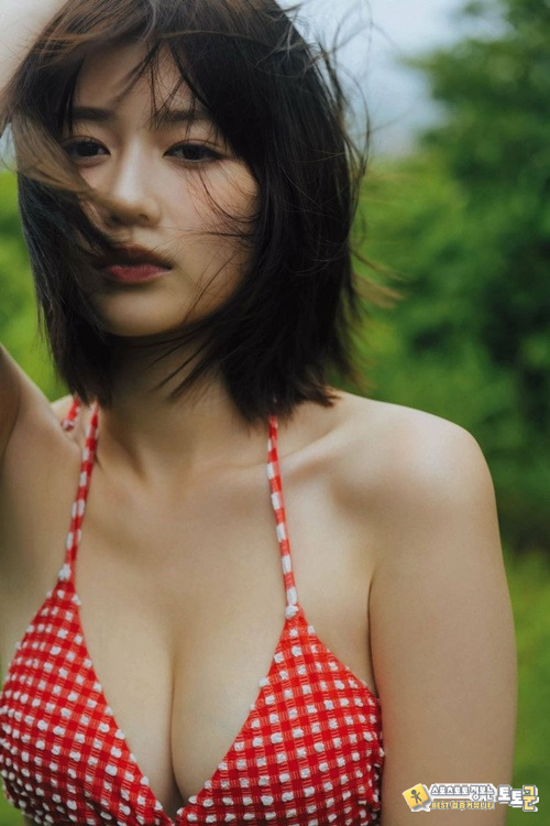 리포터겸 모델 사에키 유즈하 리포터겸 모델 사에키 유즈하