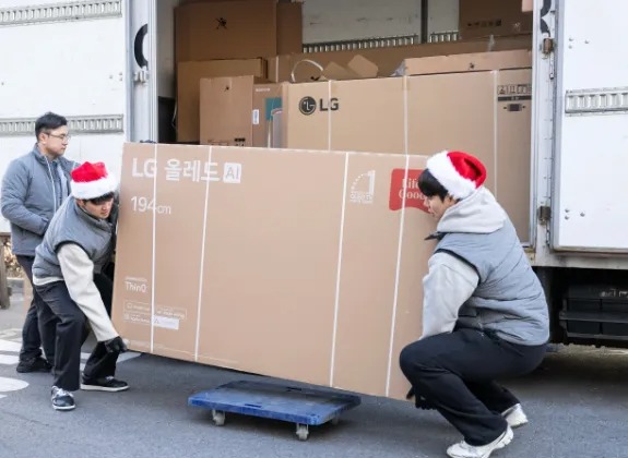LG 트윈스 2일 통합우승 공약 이행 장애인 거주시설에 OLED TV 설치