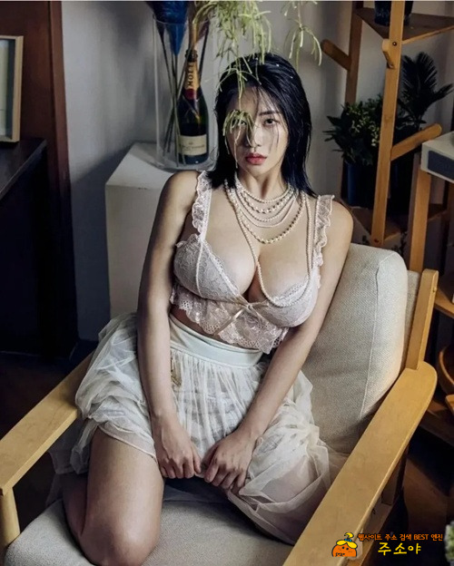사진 찍을때 주댕이 모으는거 보니 한국인일세