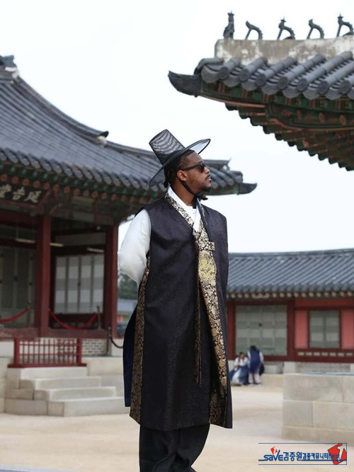 고궁 나들이 하는 흑인들