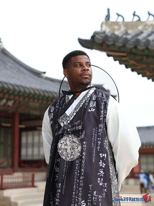 고궁 나들이 하는 흑인들