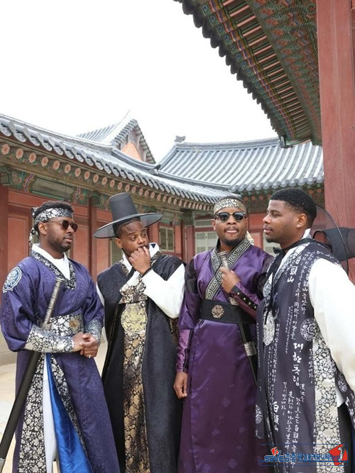 고궁 나들이 하는 흑인들