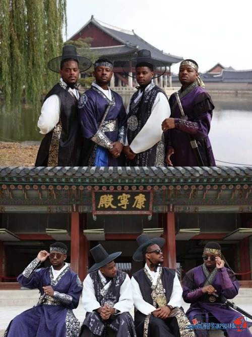 고궁 나들이 하는 흑인들