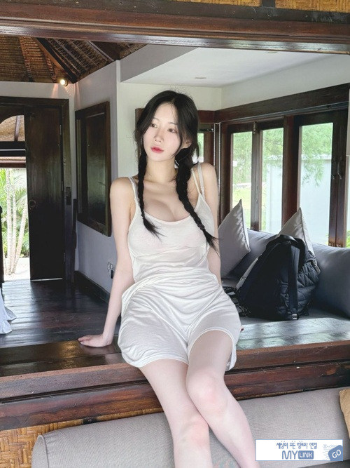 피부 정말 하얗다