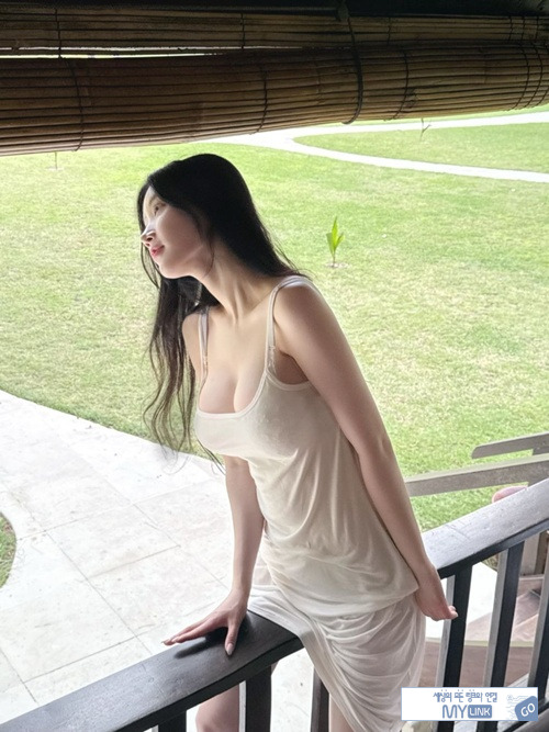 피부 정말 하얗다