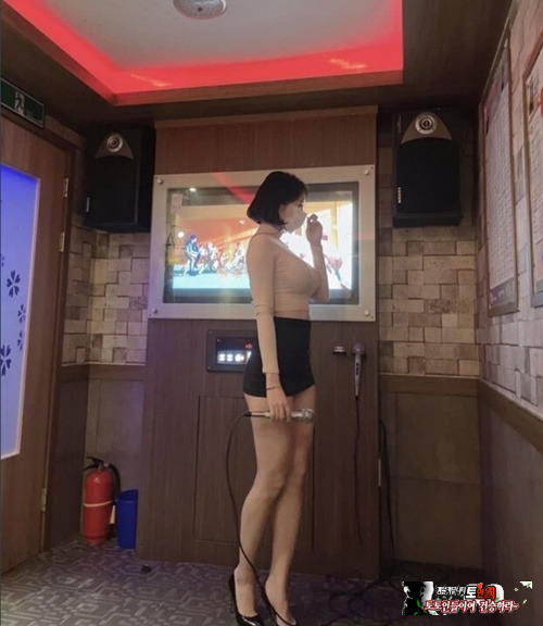 노래방 도우미인가?